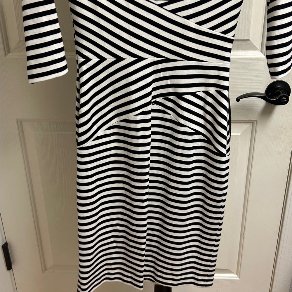 ANTONIO MELANI Black and White Lined Striped Dress, Size 0, Excellent Condition - Picture 7 of 8